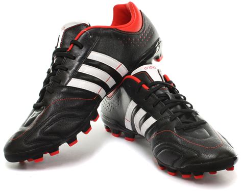 Botas de fútbol adidas para césped artificial .